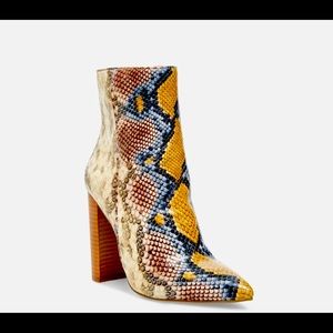 🔥STEVE MADDEN snake print boots.🔥